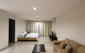 Spacious & Homey Apartment At Marina Island By Jomy Homestay